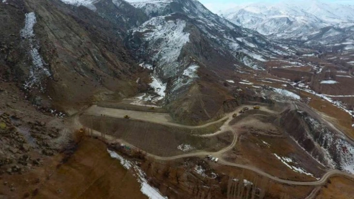 Büyükşehir kar kış demeden gölet yapımına devam ediyor