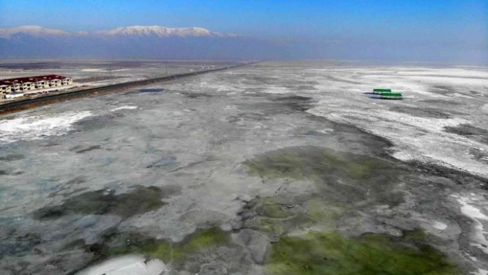 Buzla kaplanan Erzurum Ovası manzarasıyla mest etti