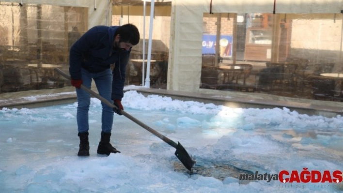 Buzla kaplanan süs havuzunun yüzeyini çekiç ve kürekle kırdılar