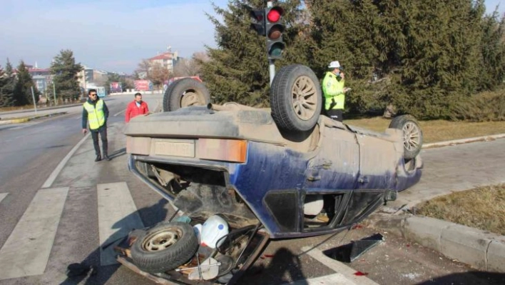 Buzlanan yolda takla attı: 1 yaralı