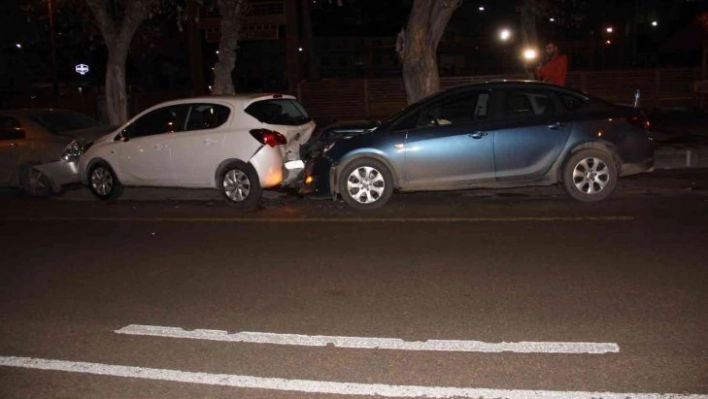 Buzlanan yolda zincirleme trafik kazası, 4 araca çarparak durabildi