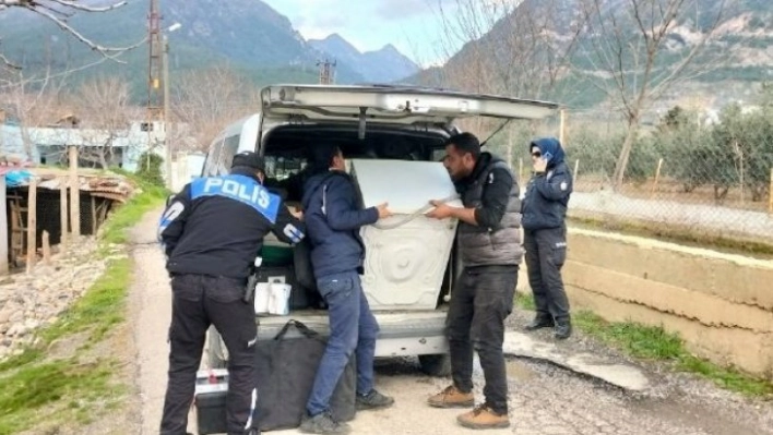 Çalamadığı çamaşır makinesinin kablolarını kesen hırsıza tamirciden insanlık dersi