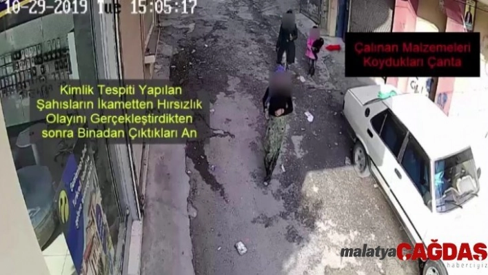 Çaldıkları malzemeleri çocuklarına taşıttılar