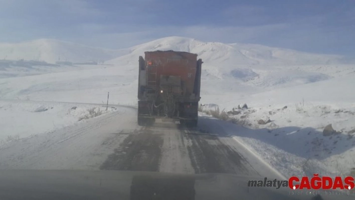 Çaldıran Belediyesinden kırsal mahalle yollarında tuzlama çalışması