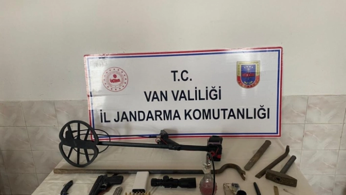 Çaldıran'da ruhsatsız kazı yapan 3 kişi yakalandı