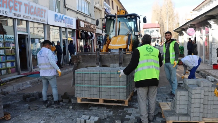 Çaldıran'da yol çalışmaları sürüyor