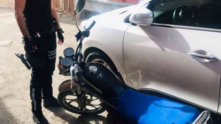 Çalıntı motosikletle polislerden kaçamadı