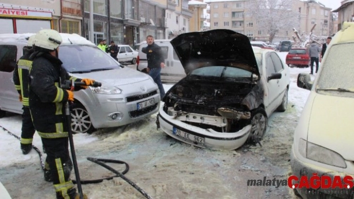 Çalıştırdığı otomobili bir anda motor kısmından alev alarak yandı