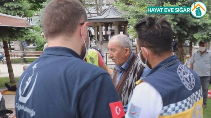 Cami bahçesinde bayıldı, Cuma'yı terk etmemek için hastane gitmek istemedi