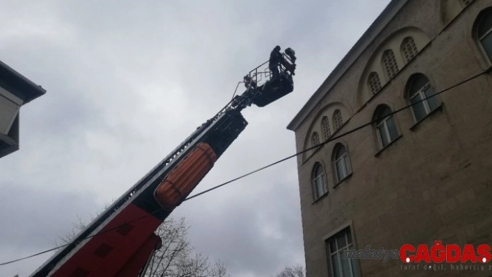 Cami kubbesine müdahale etmeye çalışan itfaiyecilerin zor anları kamerada