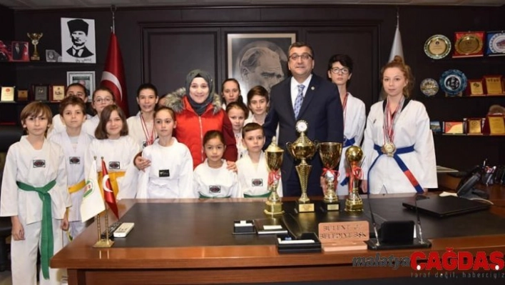 Çan Belediyesi Taekwondo kulübü başarılarını başkan Öz ile  paylaştı