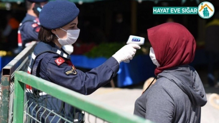 Çanakkale'de jandarma ekipleri maske dağıttı