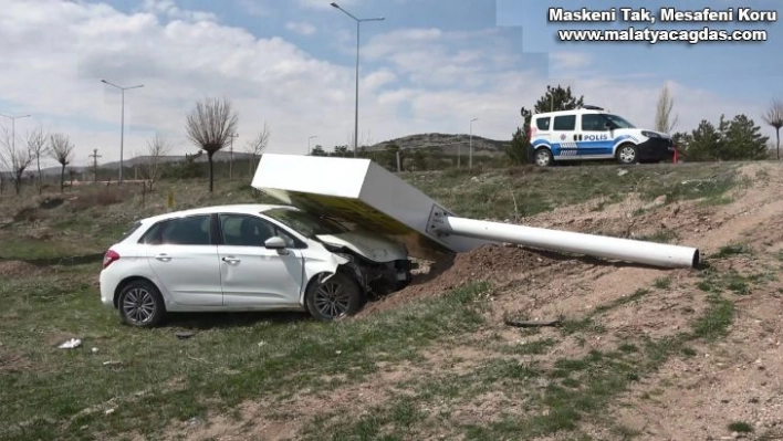 Çarptığı tabela otomobilin üzerine devrildi: 1 yaralı