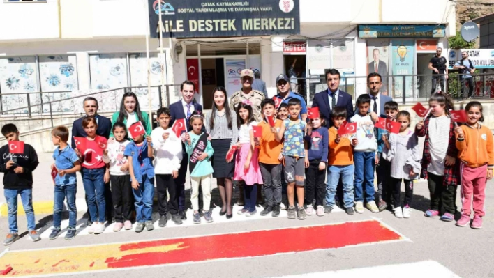 Çatak'ta 'Yayalara öncelik duruşu, hayata saygı duruşu' etkinliği