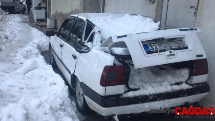 Çatıdan düşen kar kütlesi, park halindeki aracı kullanılamaz hale getirdi