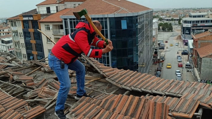 Çatıdan sarkan bölümler itfaiye ekiplerince söküldü