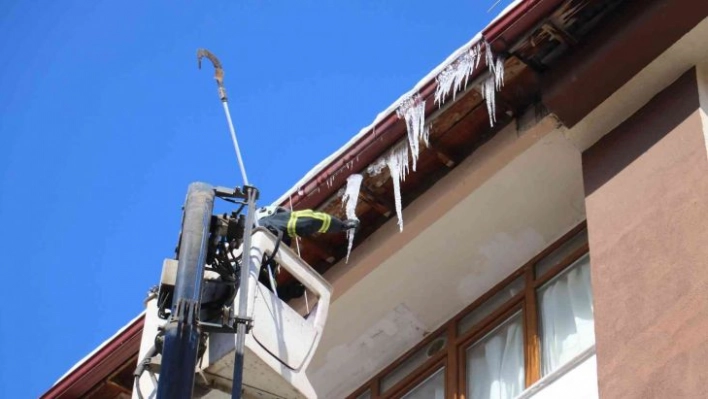 Çatılarda oluşan buz sarkıtları tek tek temizleniyor