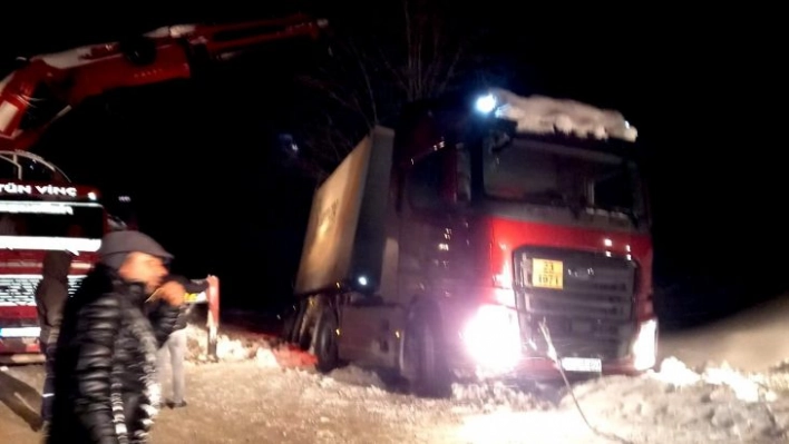 Çelikhan'a doğalgaz taşıyan tanker kurtarıldı