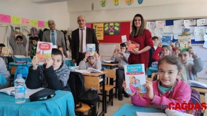 Çemişgezek'te öğrencilere karne öncesi kitap hediyesi