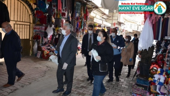 Çermik'te esnafa maske ve eldiven dağıtıldı