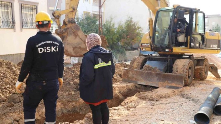 Çermik'te yeni yerleşim yerlerine altyapı hattı döşeniyor