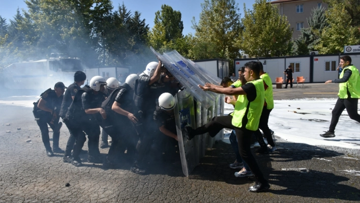 Çevik kuvvet polisi tatbikat yaptı