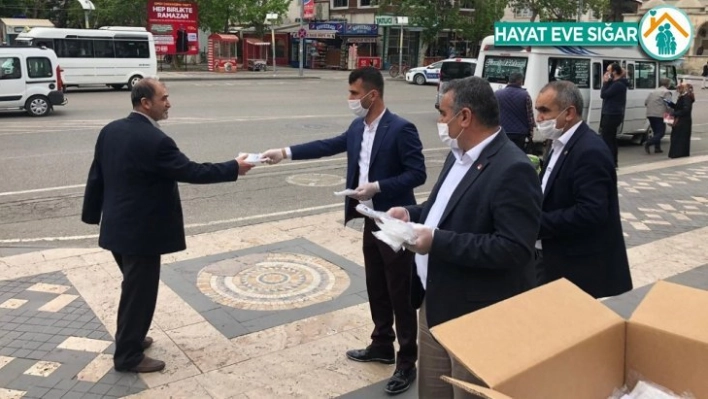 CHP Adıyaman Teşkilatı maske dağıttı