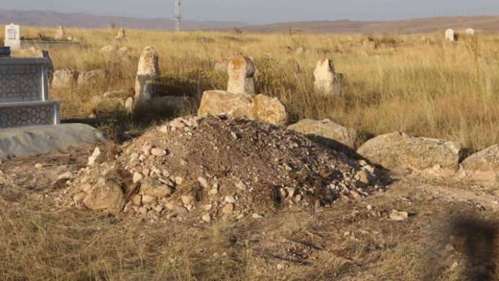 CHP Milletvekili Sezgin Tanrıkulu'nun üzüldüğü teröristin mezarı