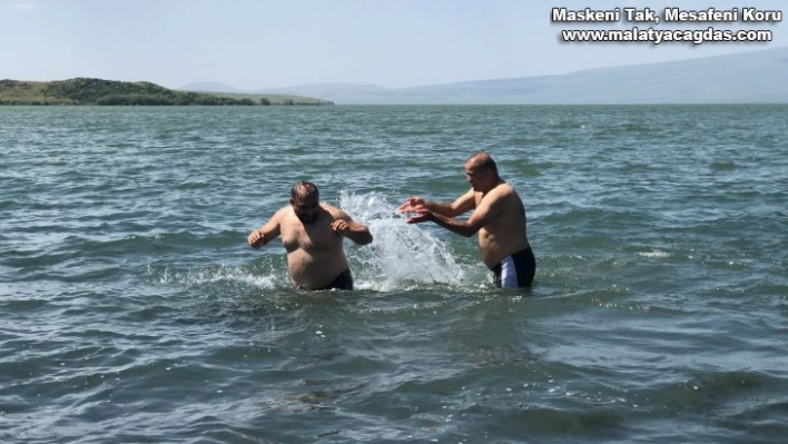 Çıldır Gölü'nde sazlı sözlü serinlediler