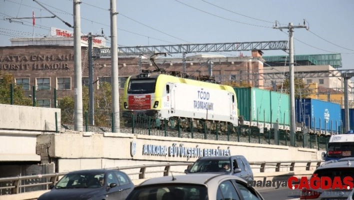 Çin'den gelen yük treni tarihi geçiş için hareket saatini bekliyor