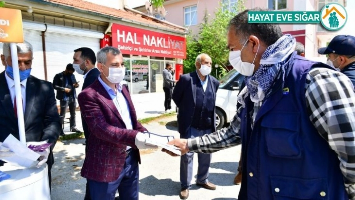 Çınar'dan esnafa maske