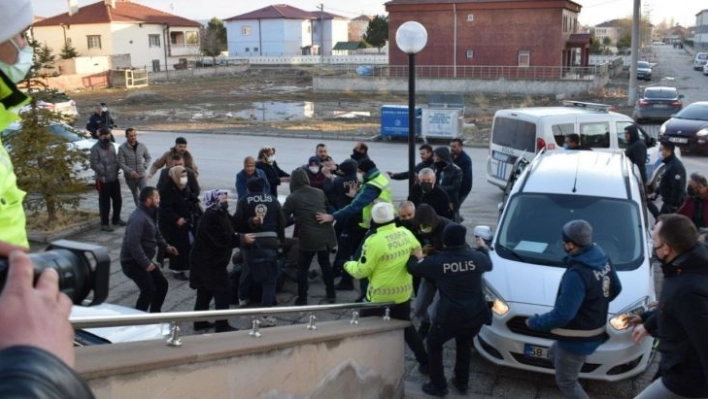 Cinayete kurban giden genç kadın toprağa verildi, zanlı linçten son anda kurtuldu