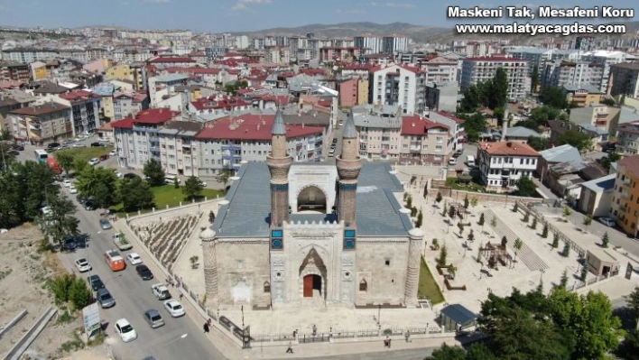 Çinileriyle göz kamaştıran Gök Medrese açılış için gün sayıyor