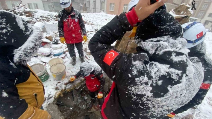 Çinli arama kurtarma görevlilerine otlu peynir ikram ettiler