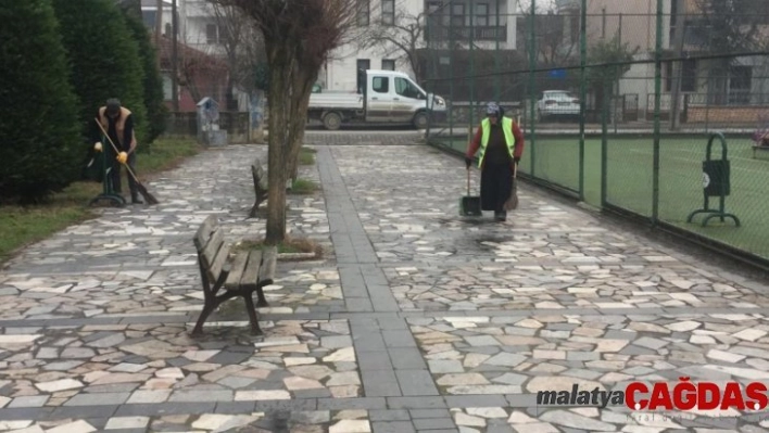 Çocuk parklarında temizlik devam ediyor