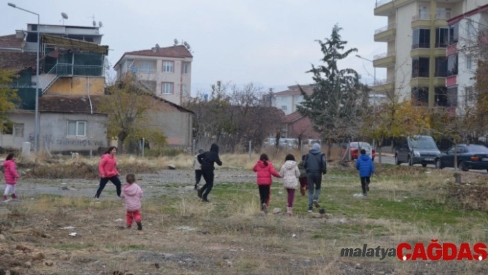 Çocuklar mahallelerine park istiyor