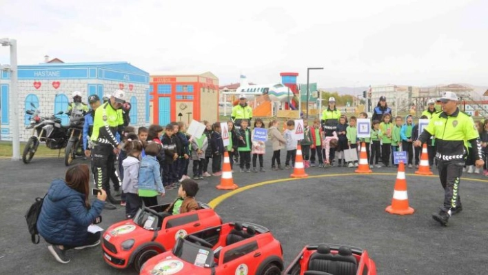 Çocuklar trafik kurallarını eğitim parkında uygulayarak öğreniyor