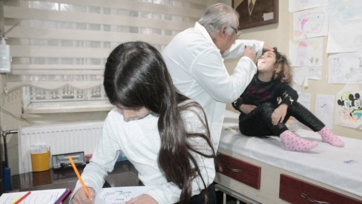 Çocuklara resim çizdirip doktor korkularını yenmelerini sağladı