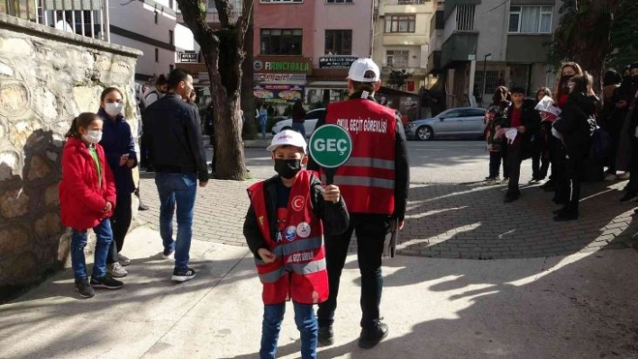 Çocuklara uygulamalı trafik eğitimi verdi