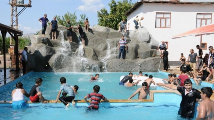 Çocuklara verdiği sözü tuttu, havuz yaptırdı