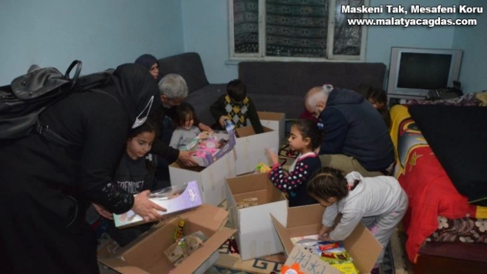 Çocuklarının doğum gününde yetim ve öksüzleri sevindirdiler