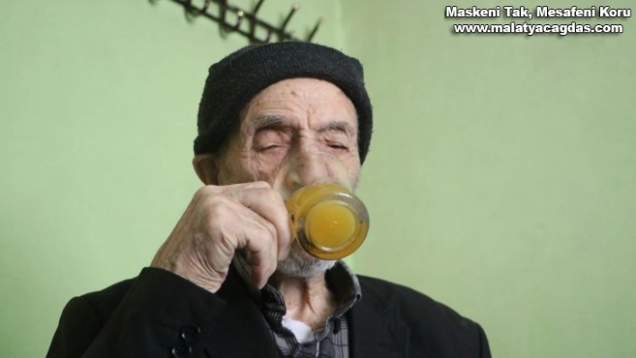 110 yaşındaki Mahmut dede, günde 2 litre kola içiyor