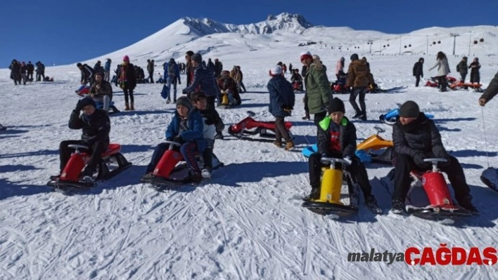 Çözüm Koleji öğrencilerinin Erciyes'te kayak keyfi