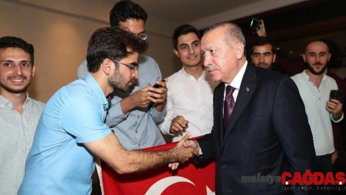 Cumhurbaşkanı Erdoğan'a Malezya'da coşkulu karşılama