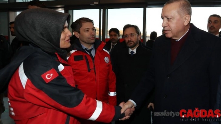 Cumhurbaşkanı Erdoğan'dan hastanedeki depremzedelere ziyaret