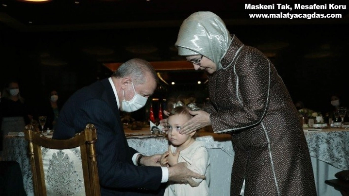 Cumhurbaşkanı Erdoğan ve eşi Emine Erdoğan sağlık ve sosyal hizmet çalışanı kadınlarla bir araya geldi