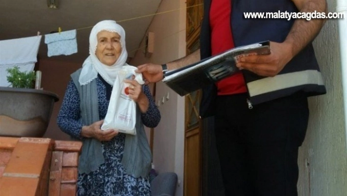 Maske ve kolonya hediyelerinin dağıtımına başlandı