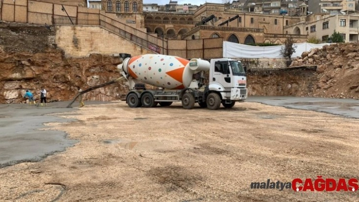 Cumhuriyet Meydanı'na ilk beton döküldü