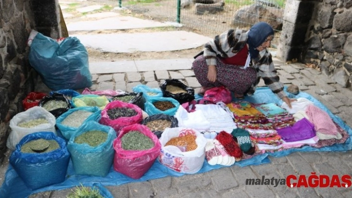 Dağda topladığı bitkisel ürünler ve çeyizliklerle geçimini sağlıyor