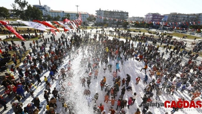 Dağlardan çocuklar için 30 kamyon kar getirildi